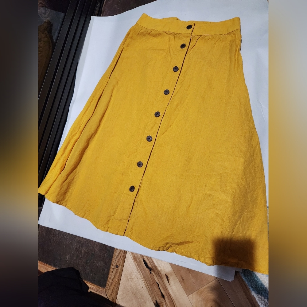 Womesn midi length yellow skirt